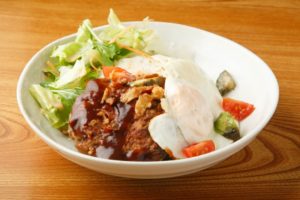 Lækker opskrift på den traditionelle Loco Moco-morgenmad fra Hawaii